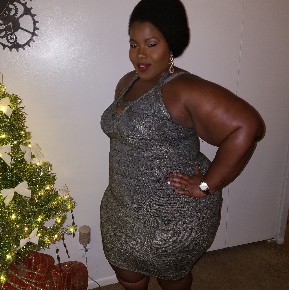 Black & Gold Bodycon - Picture 2 of 3